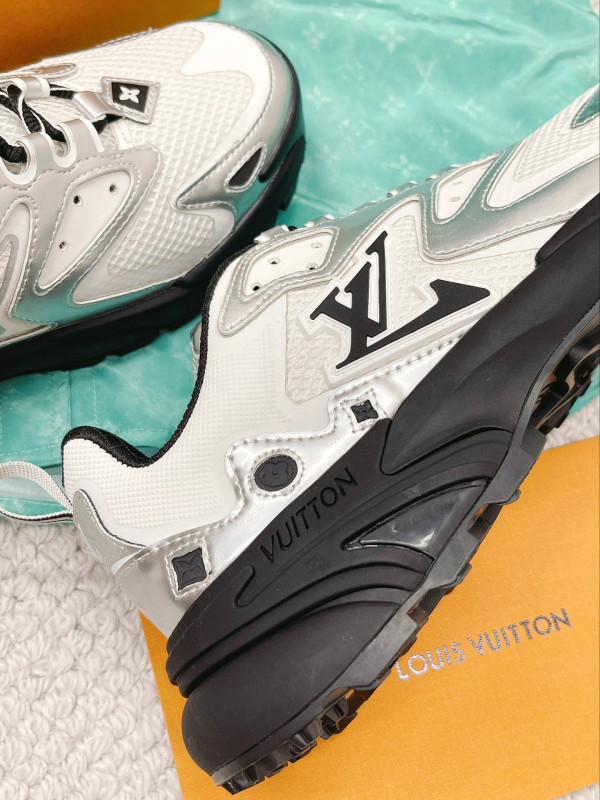 l**is V*t*n runner tatic sneaker
