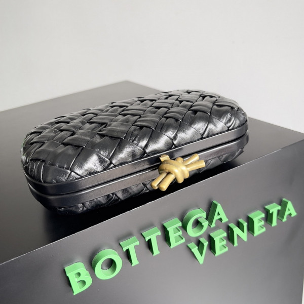 Bo*te*ga ve*ne*ta knot minaudiere