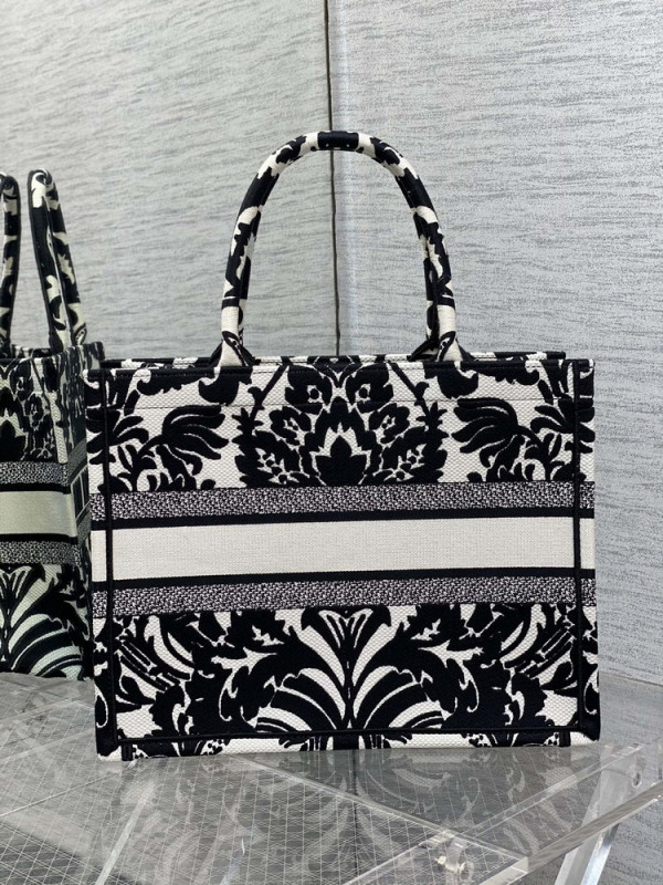 medium D*or book tote