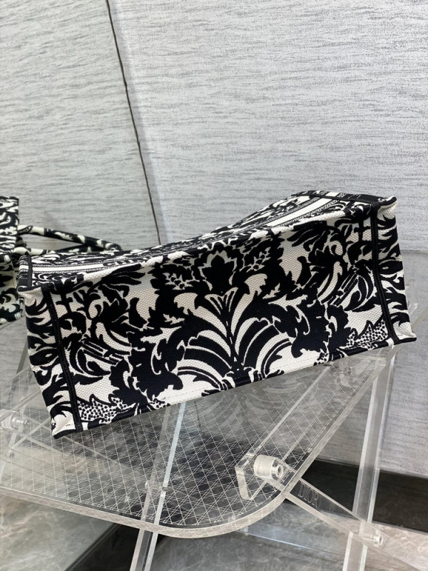 large D*or book tote
