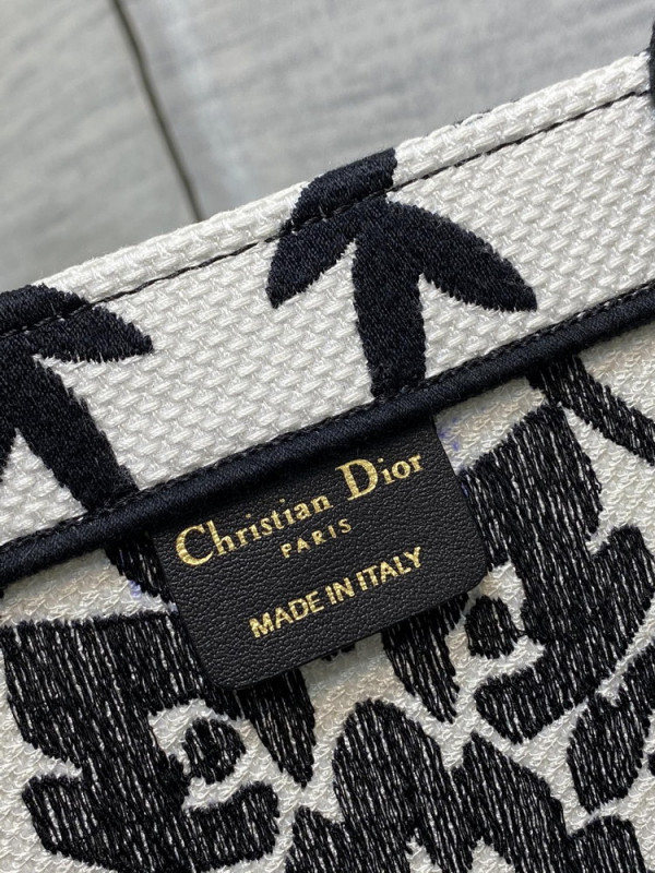 large D*or book tote