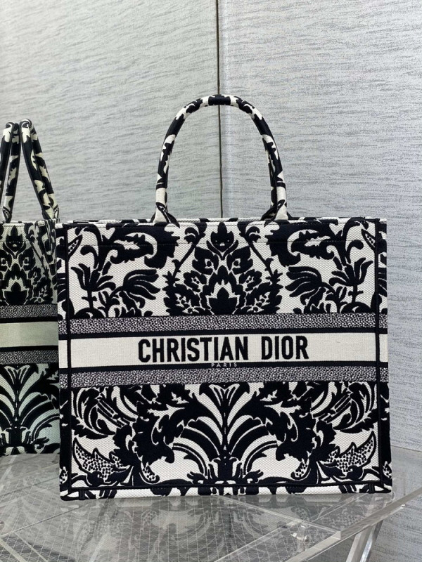 large D*or book tote