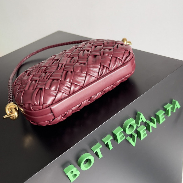 Bo*te*ga ve*ne*ta knot minaudiere on strap