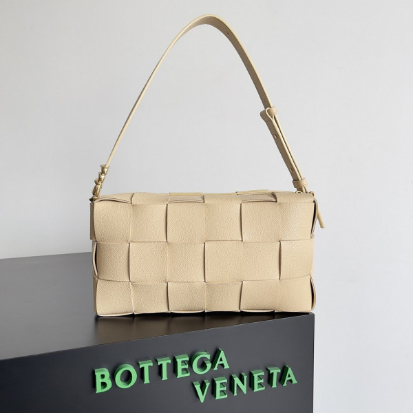 Bo*te*ga ve*ne*ta brick cassette
