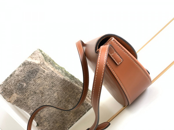 Ce**e besace cuir triomphe