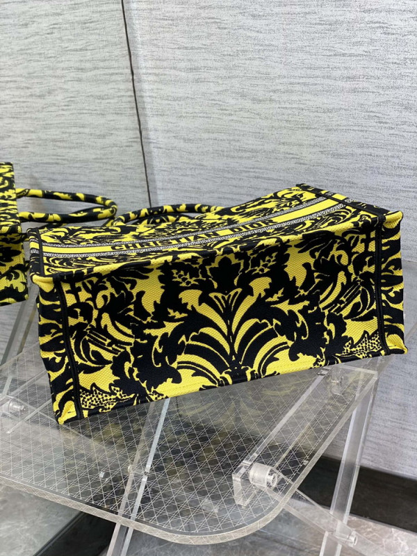 large D*or book tote