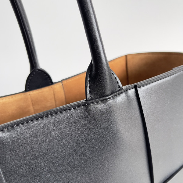 Bo*te*ga ve*ne*ta arco large tote