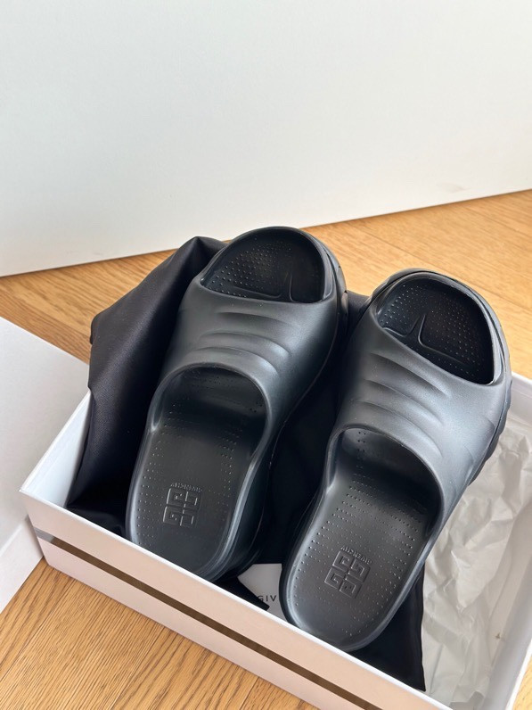 GIVENCHY sildes