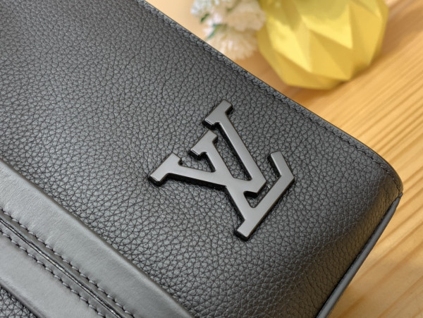 l**is V*t*n aerogram tote