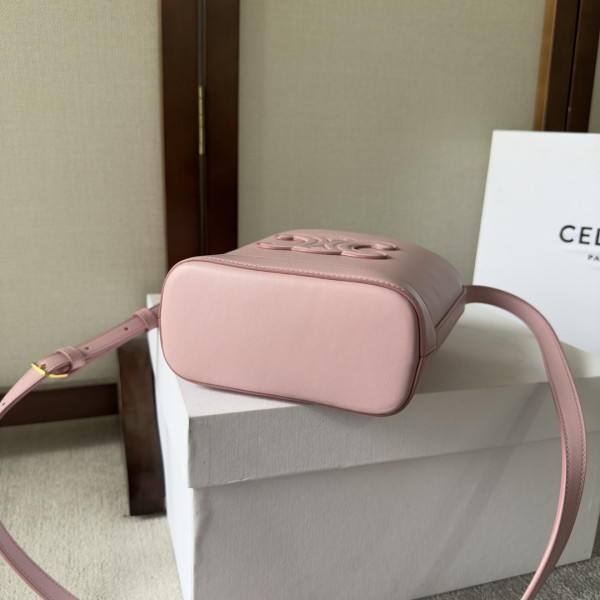 Ce**e mini bucket cuir triomphe