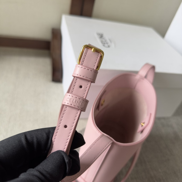 Ce**e mini bucket cuir triomphe