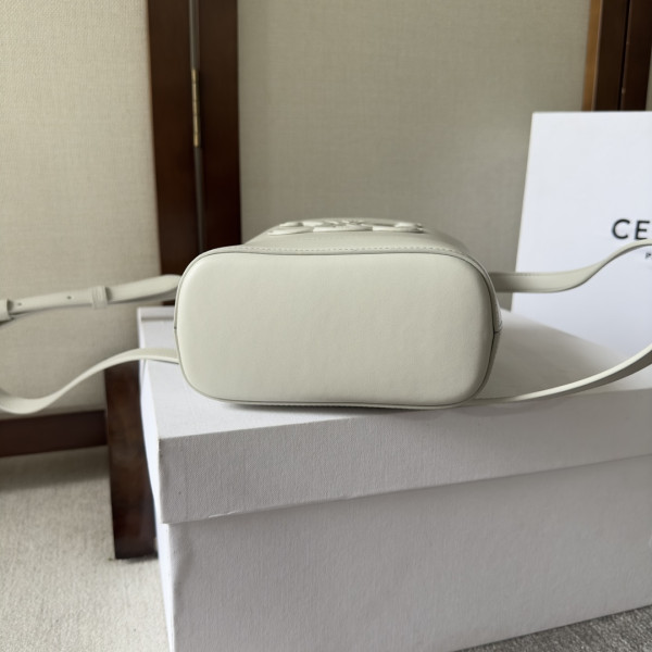 Ce**e mini bucket cuir triomphe