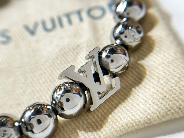 l**is V*t*n bracelet