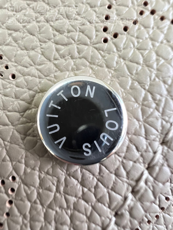 l**is V*t*n card holder recto verso