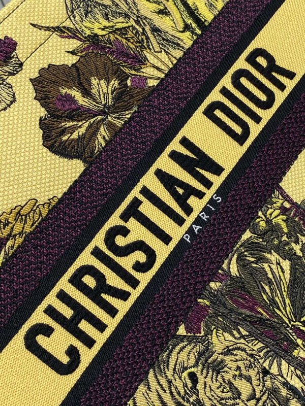 medium D*or book tote