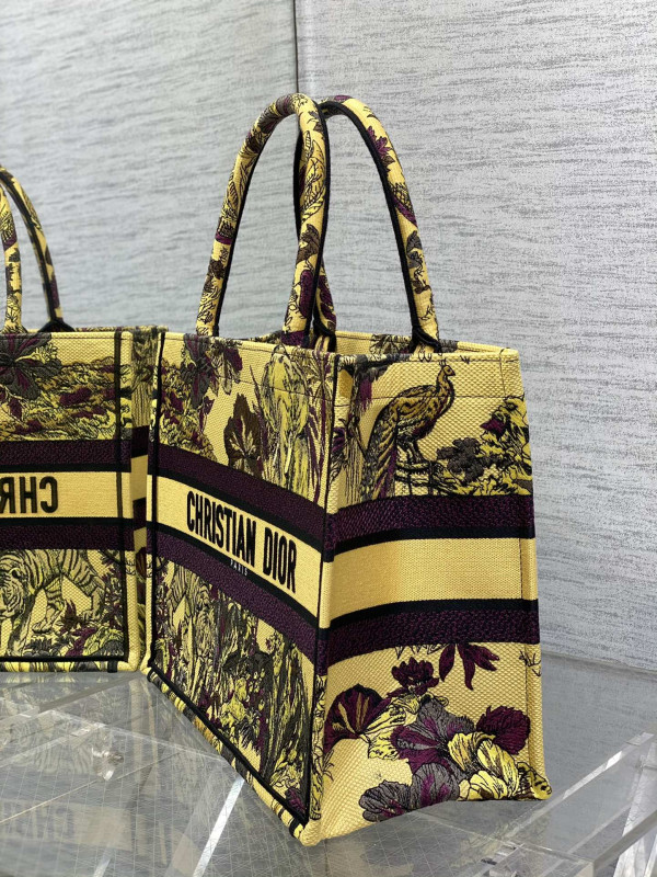 medium D*or book tote