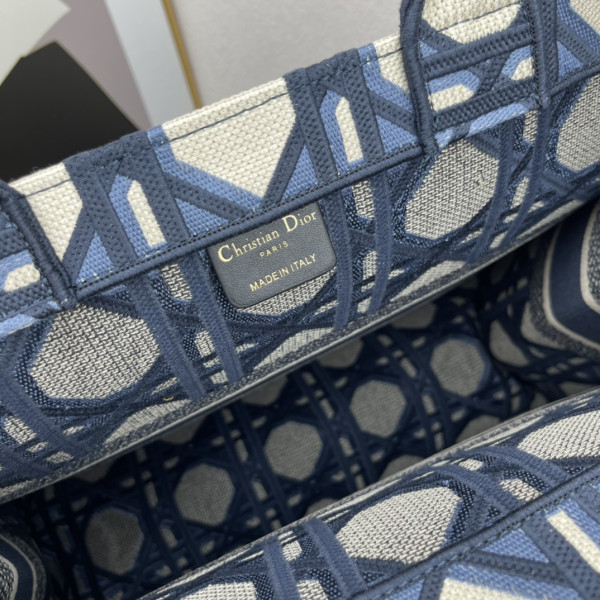 D*or book tote