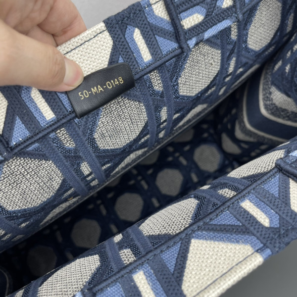 D*or book tote