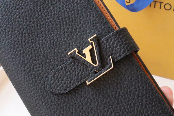 l**is V*t*n vertical wallet