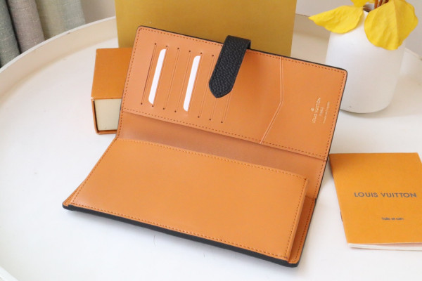 l**is V*t*n vertical wallet