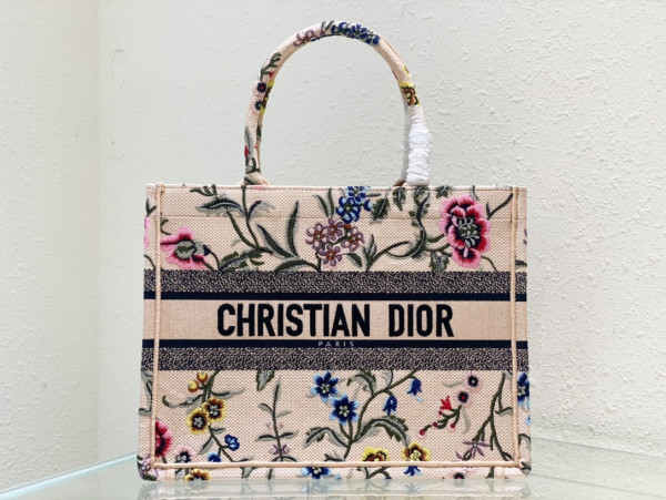 medium D*or book tote