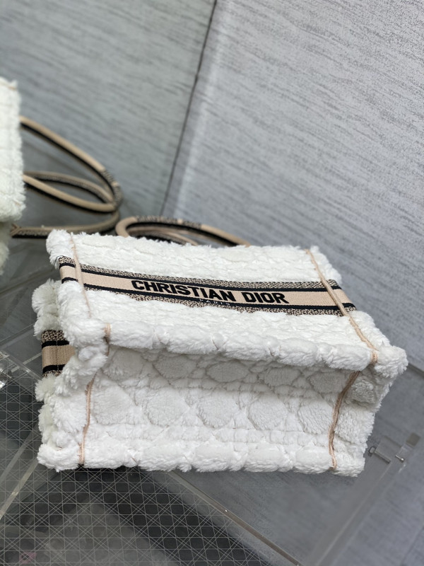 small D*or book tote