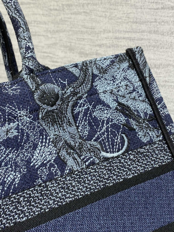 medium D*or book tote