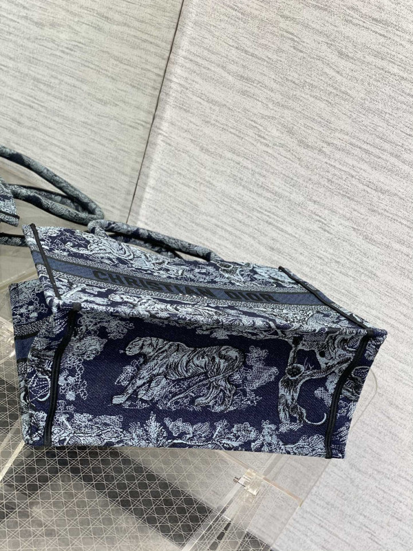 medium D*or book tote