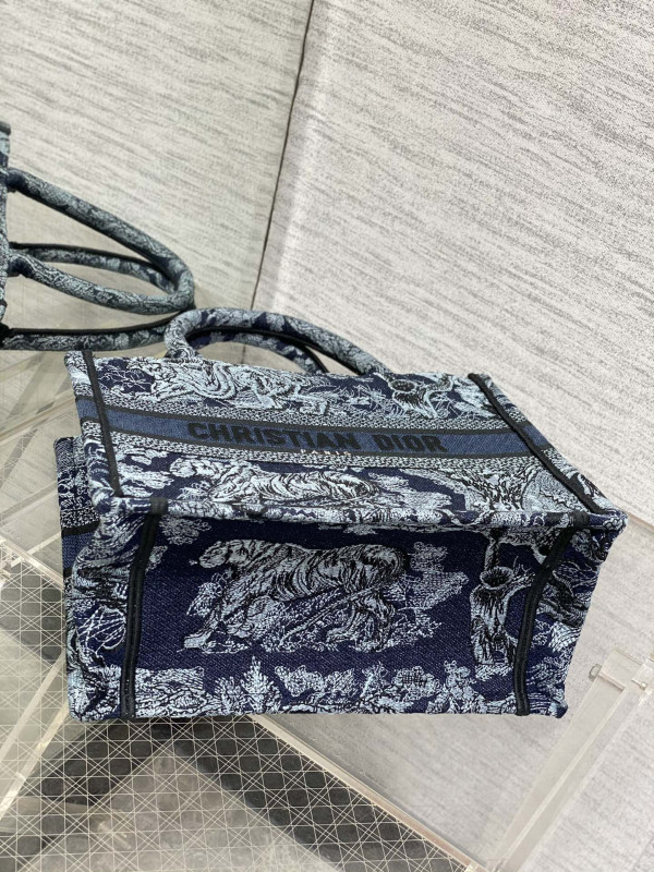 small D*or book tote