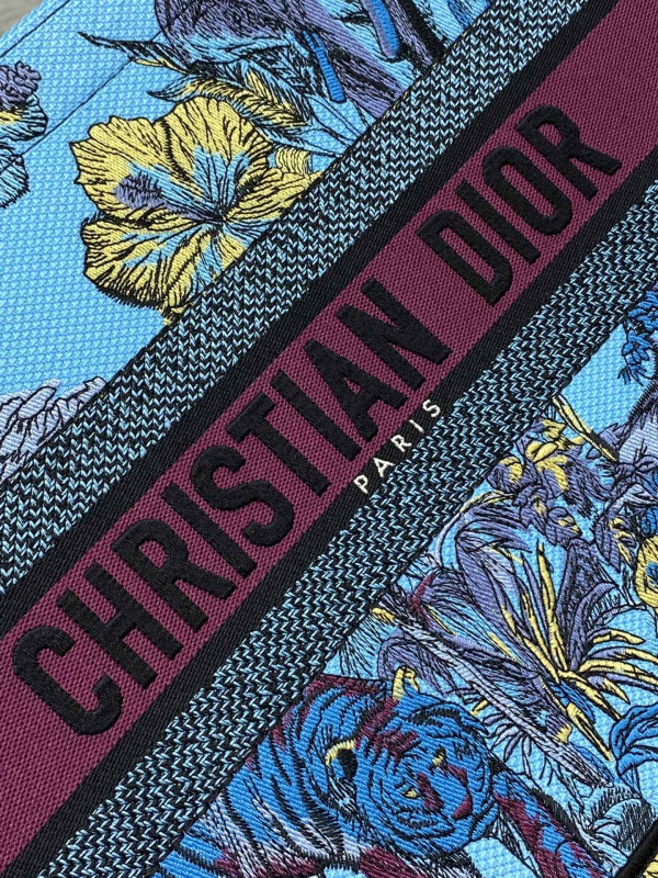 medium D*or book tote