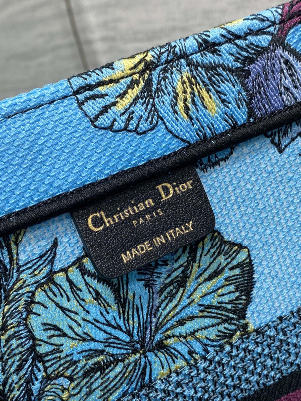 medium D*or book tote