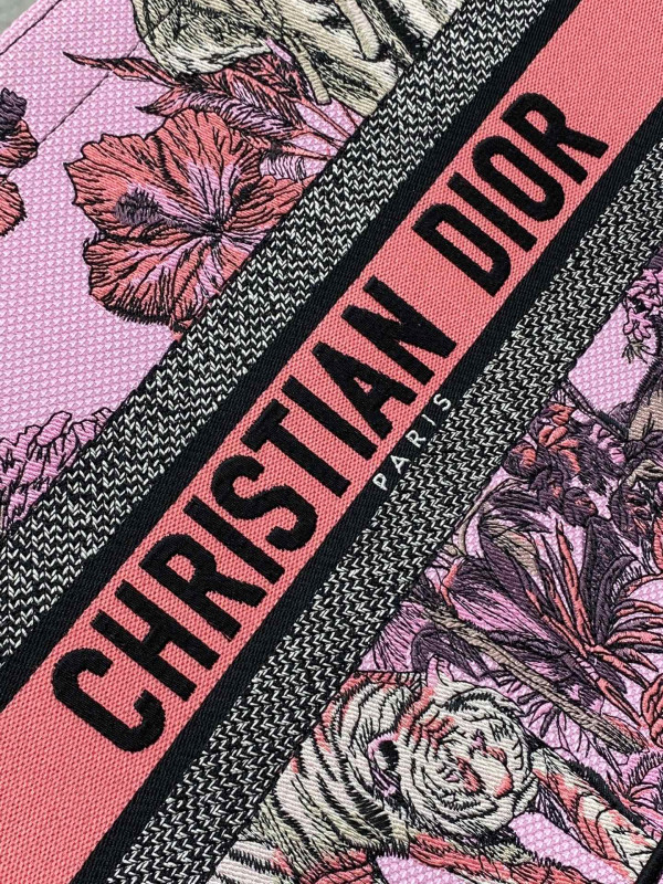 medium D*or book tote