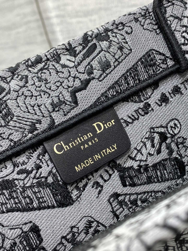 medium D*or book tote