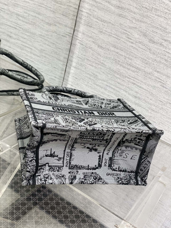 small D*or book tote