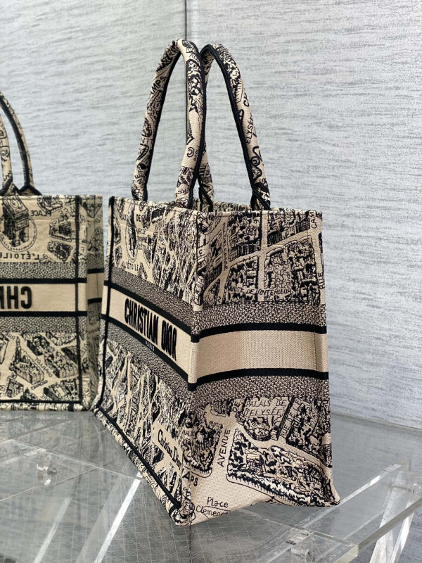 medium D*or book tote