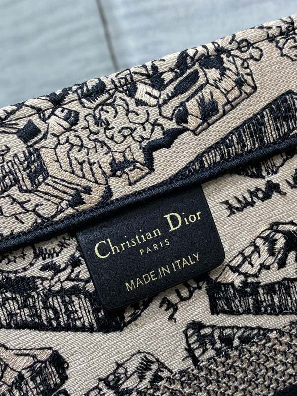 medium D*or book tote