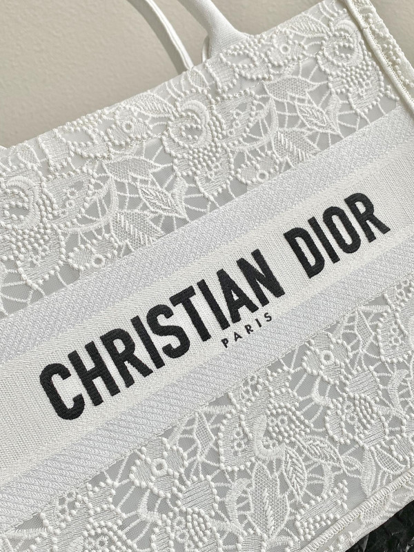 medium D*or book tote