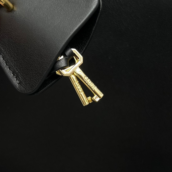 Ce**e cabas 16 in smooth calfskin
