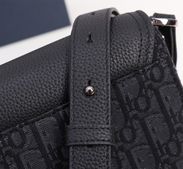 D*or saddle pouch with strap