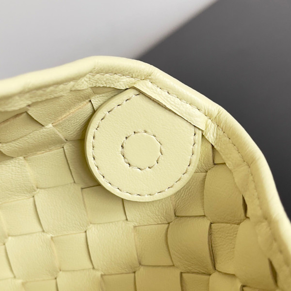 Bo*te*ga ve*ne*ta mini sardine top handle bag