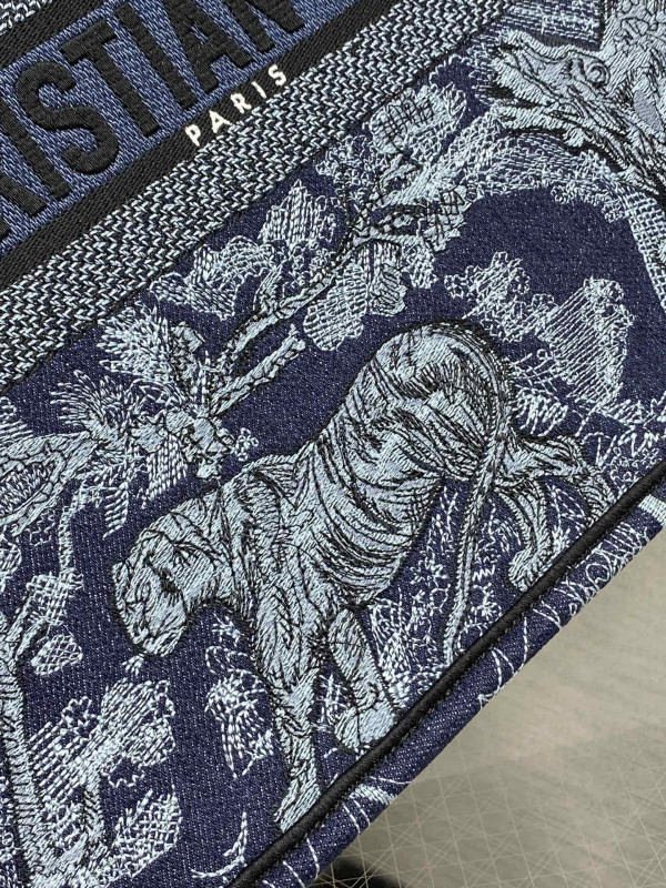 large D*or book tote