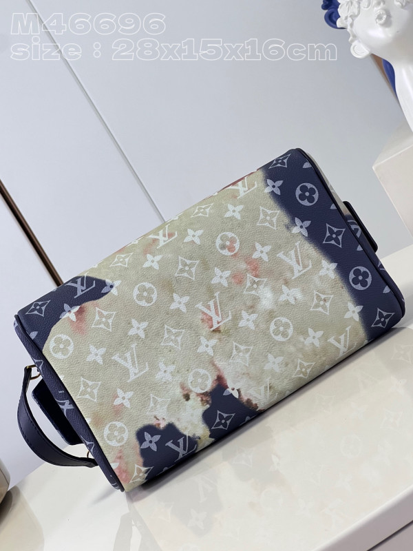 l**is V*t*n dopp kit toilet pouch