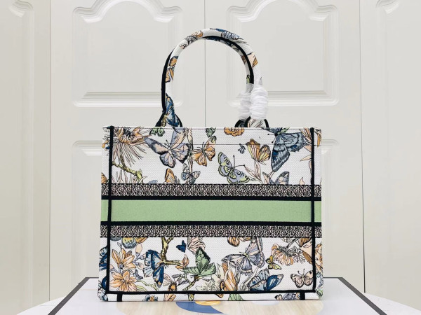 medium D*or book tote