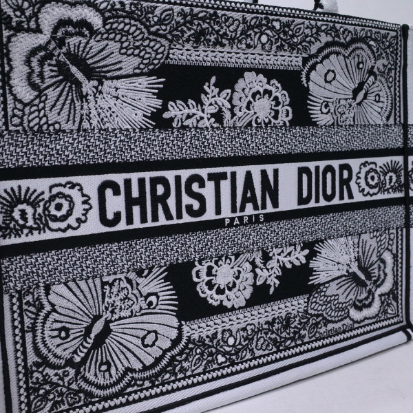 medium D*or book tote