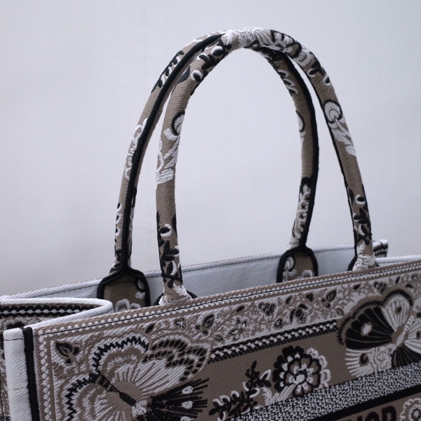 medium D*or book tote