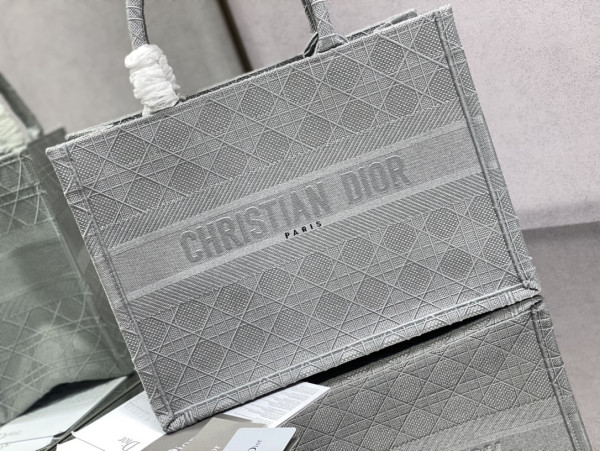 medium D*or book tote