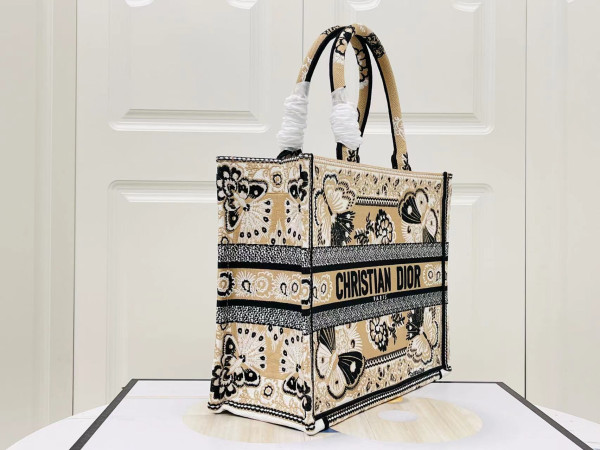 medium D*or book tote