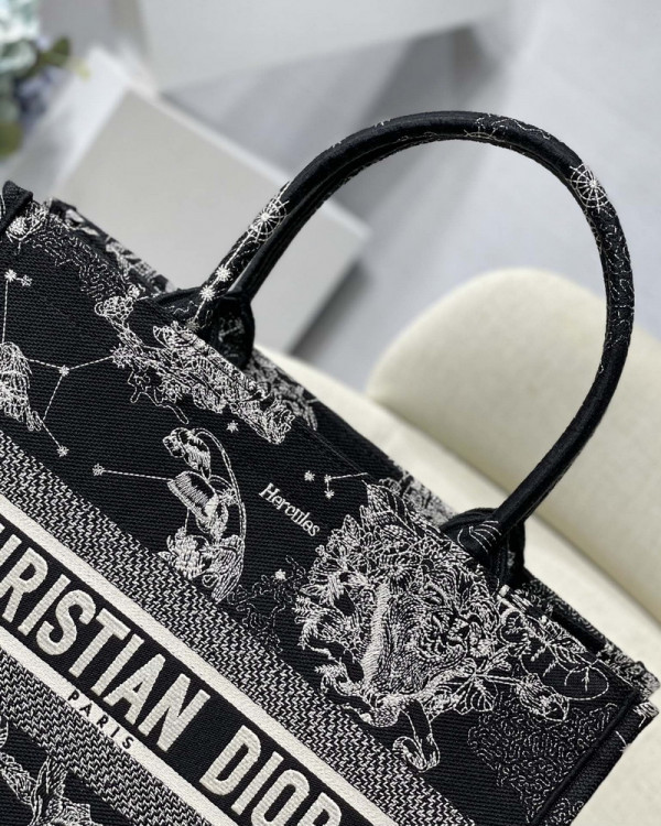 medium D*or book tote