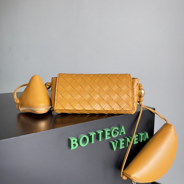 Bo*te*ga ve*ne*ta pouch on strap