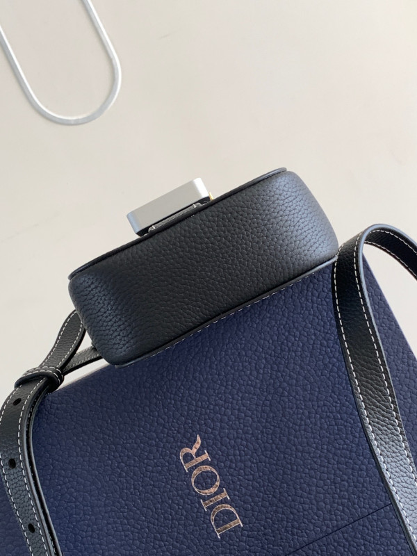 D*or saddle vertical pouch with strap
